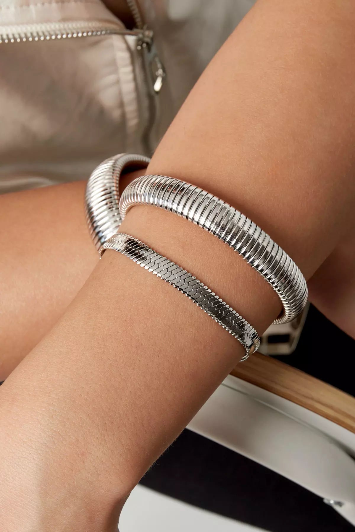 elastisches armband mit gerippte Struktur in Silber