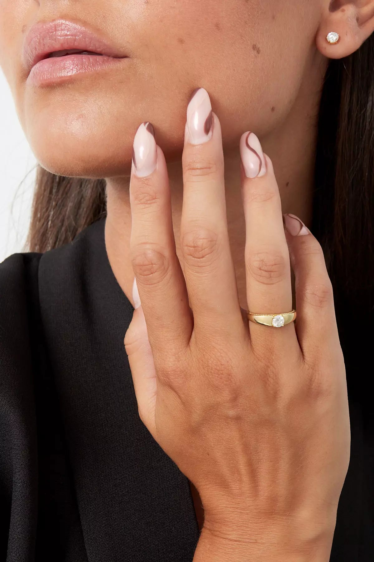 goldener ring mit funkelnden Moissanit-Stein
