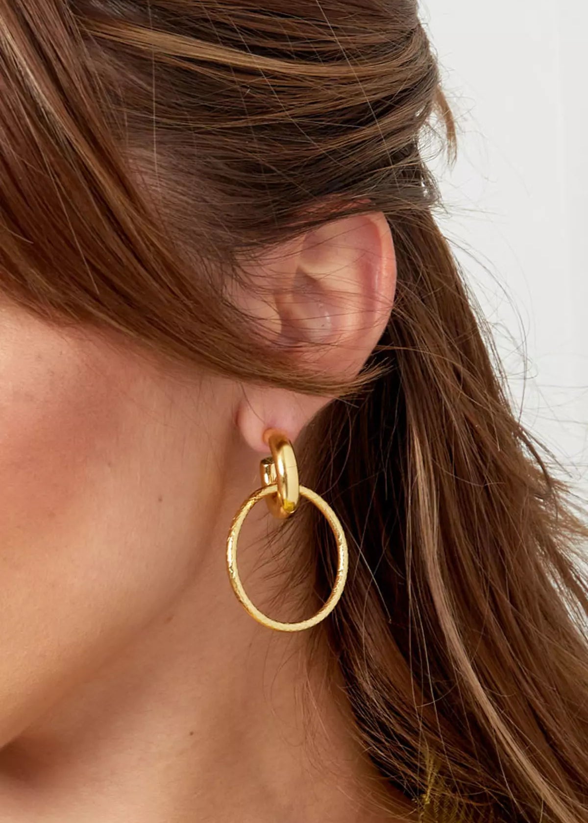 Die perfekte Verschmelzung zweier einzigartiger Designs verleiht diesen Ohrringen eine unverwechselbare Ästhet