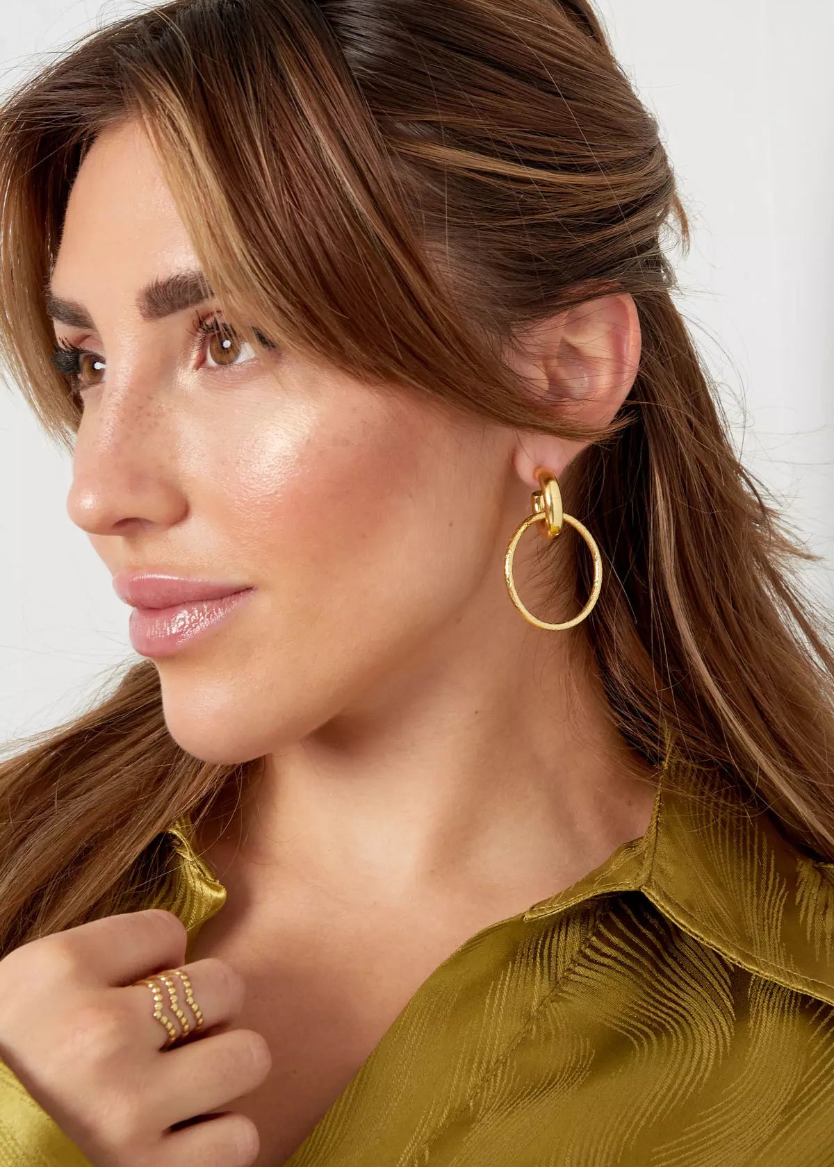 Die perfekte Verschmelzung zweier einzigartiger Designs verleiht diesen Ohrringen eine unverwechselbare Ästhet