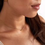 Feine goldene Halskette für Damen mit kleinen Kugeln, eleganter minimalistischer Schmuck