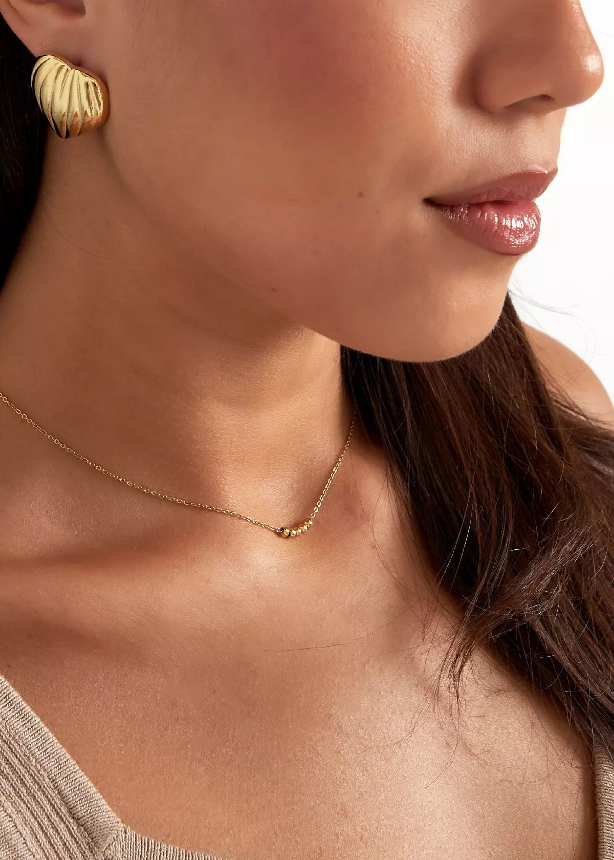 Feine goldene Halskette für Damen mit kleinen Kugeln, eleganter minimalistischer Schmuck