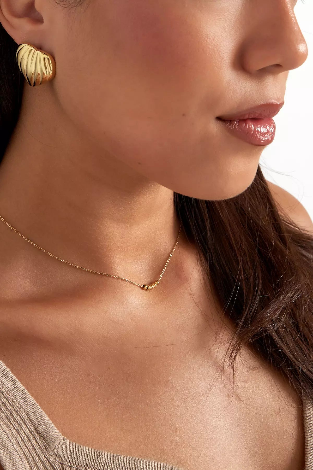 Feine goldene Halskette für Damen mit kleinen Kugeln, eleganter minimalistischer Schmuck