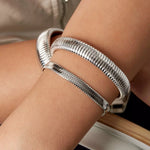 elastisches armband mit gerippte Struktur  in Silber