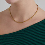 Goldene Damen Halskette im gedrehten Kordel Design, elegante minimalistische Kette am Hals getragen