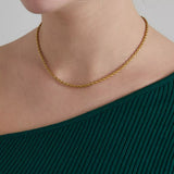 Goldene Damen Halskette im gedrehten Kordel Design, elegante minimalistische Kette am Hals getragen