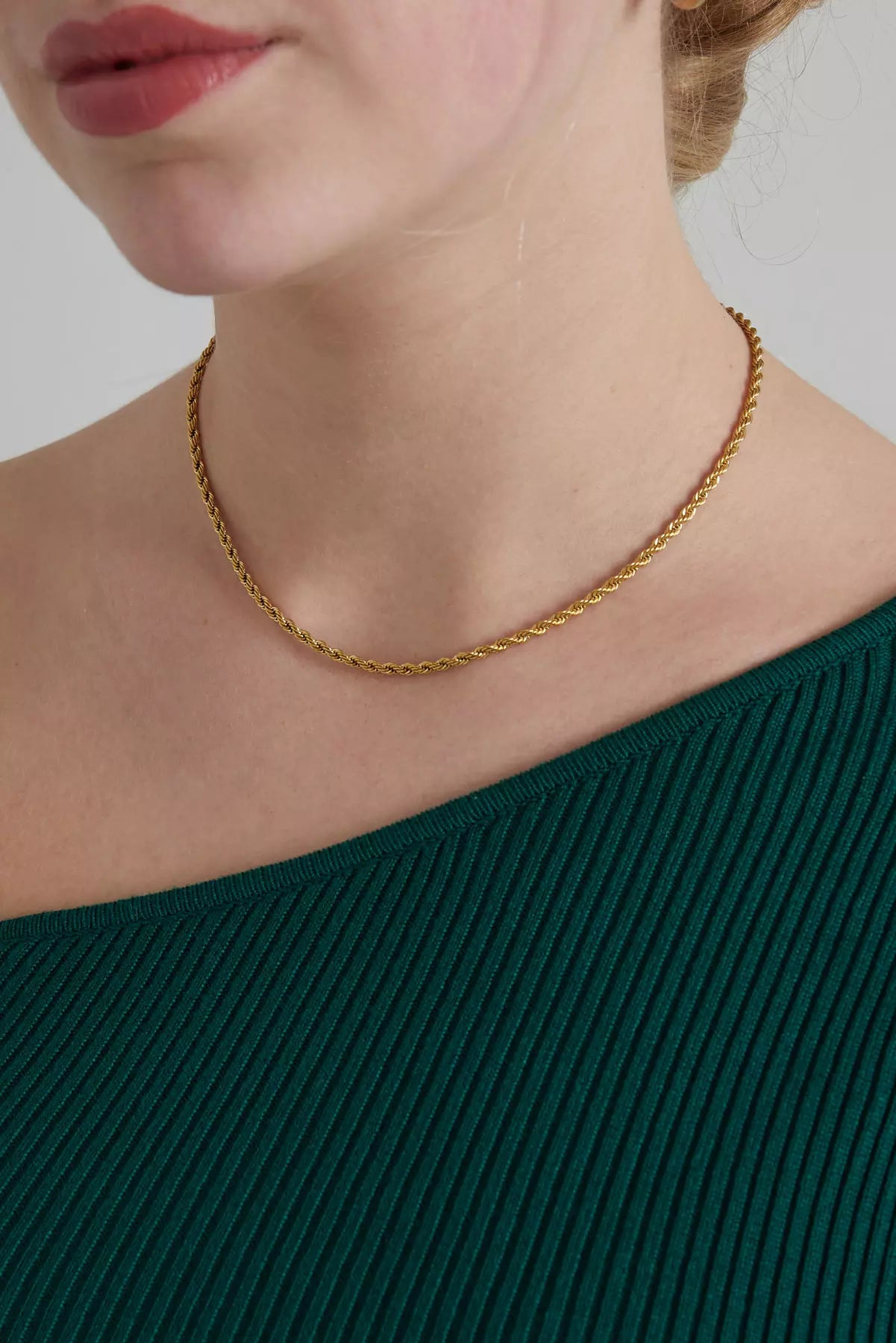 Goldene Damen Halskette im gedrehten Kordel Design, elegante minimalistische Kette am Hals getragen