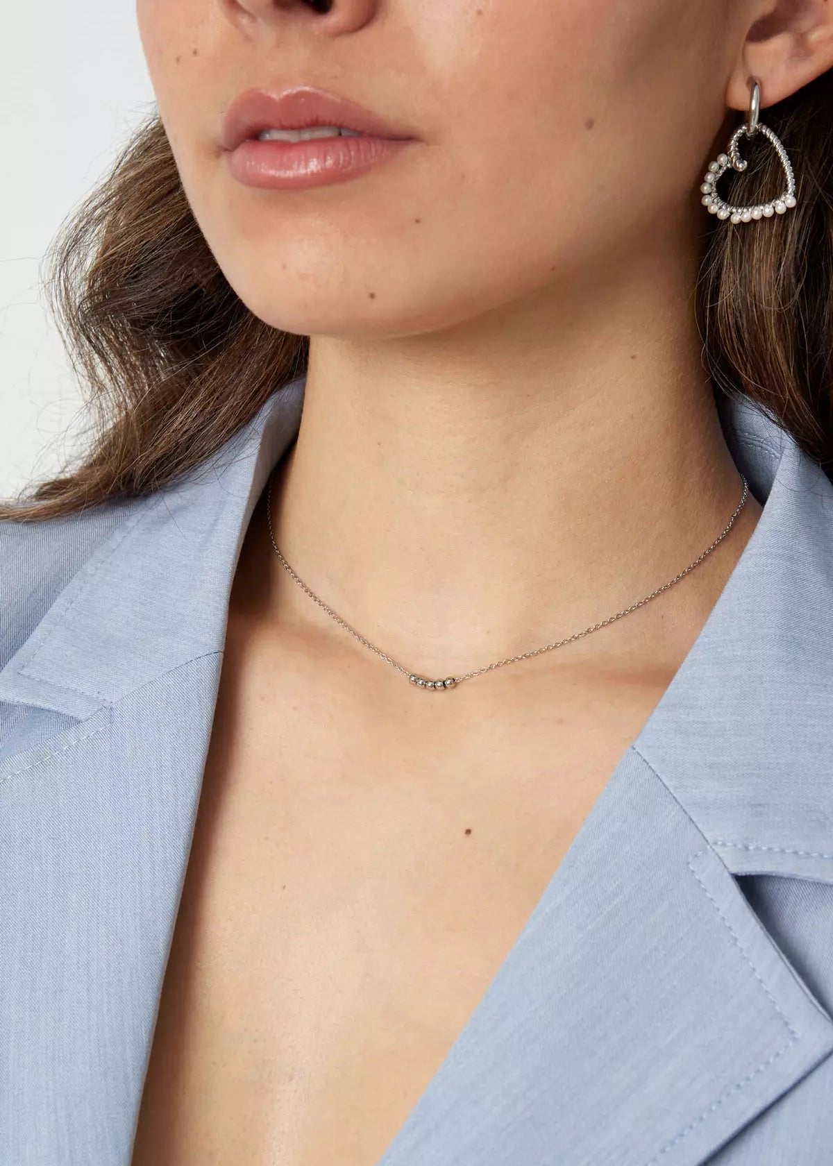 Silberne Damen Halskette mit kleinen Kugeln, filigrane feine Kette im minimalistischen Design