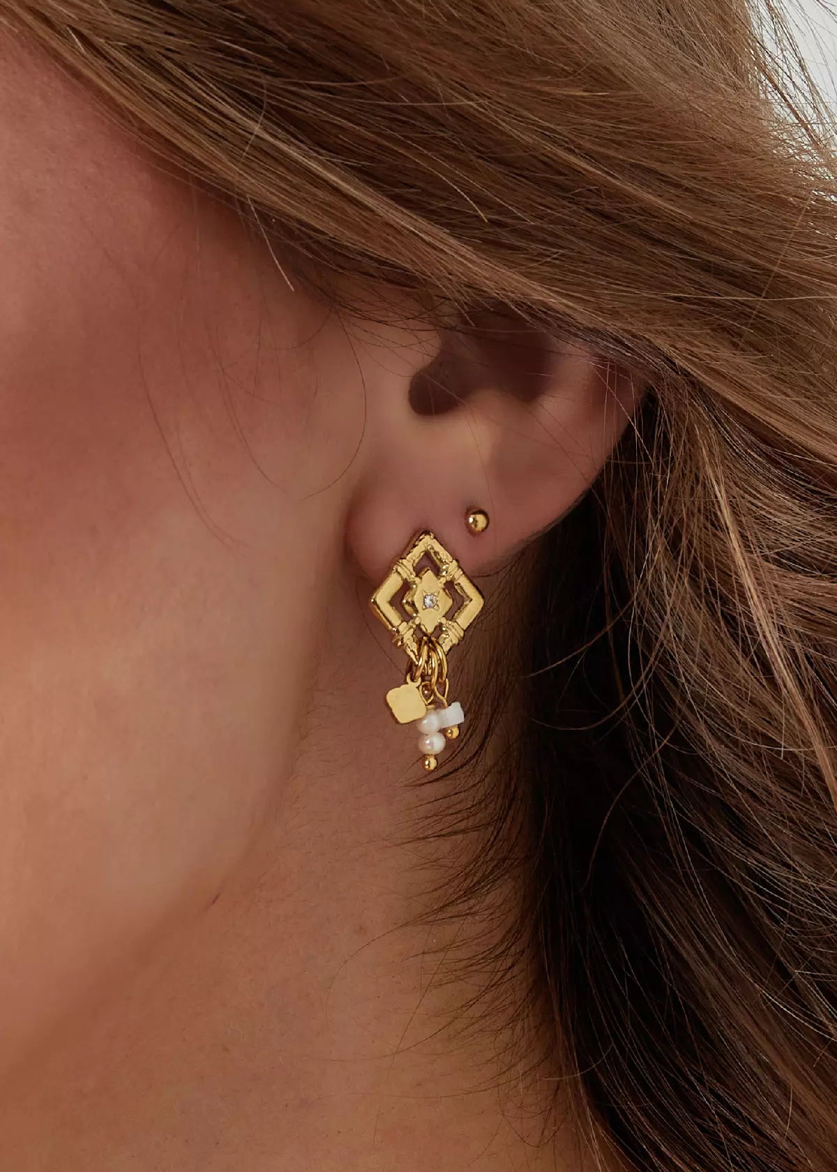 Elegante Ohrringe mit Perlen in Gold