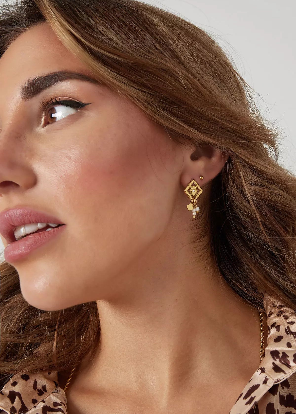 Elegante Ohrringe mit Perlen in Gold