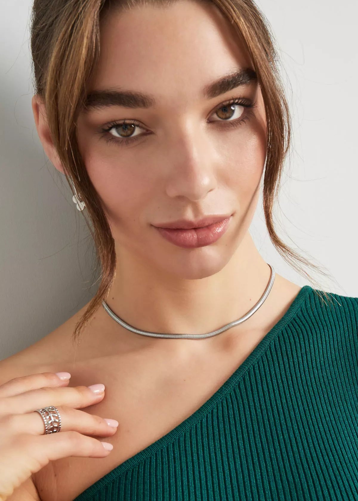 Frau trägt silberne Snake Chain Halskette aus Edelstahl von OLANA W. im minimalistischen Look..