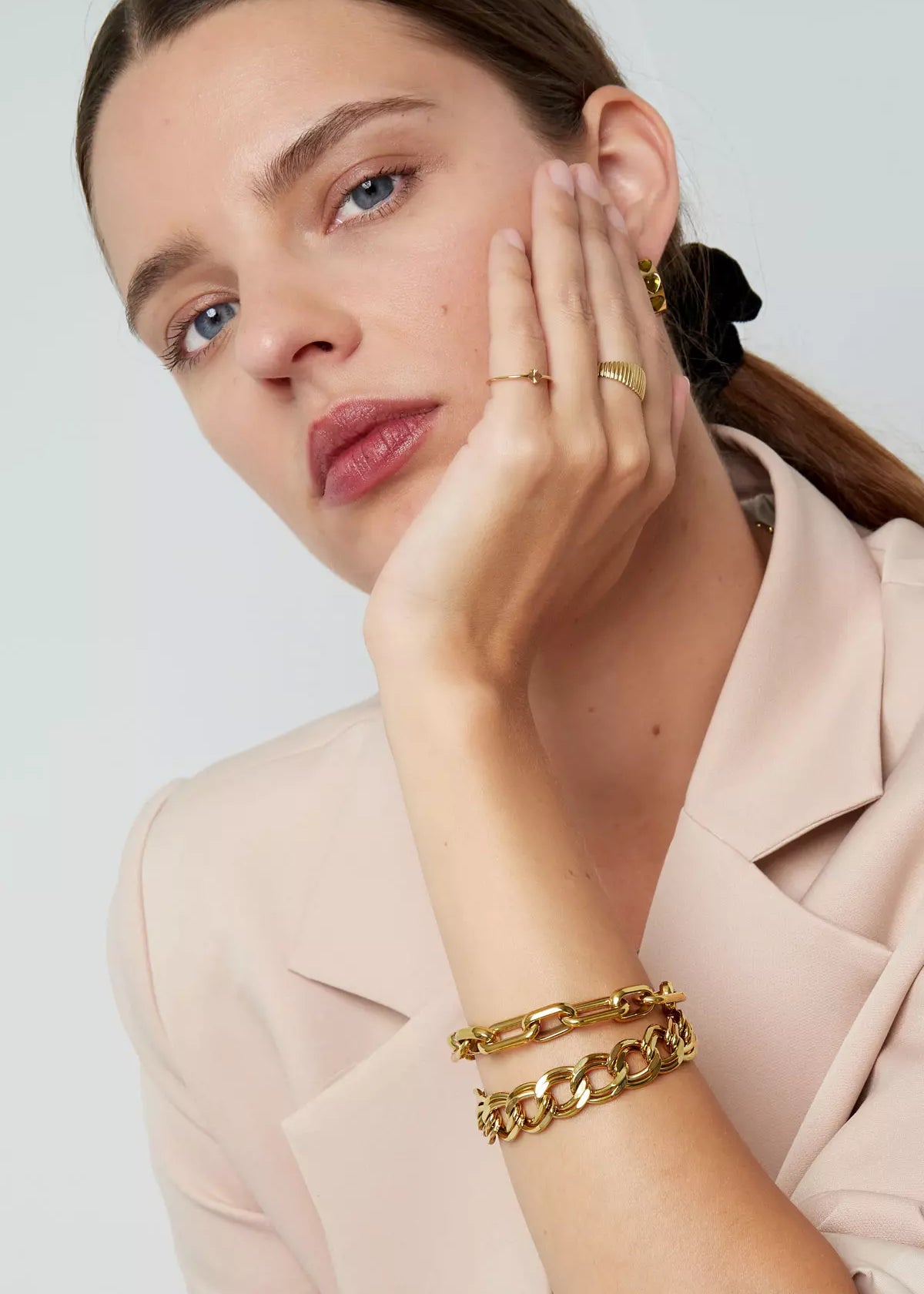 Dieses Armband besteht aus großen Gliedern,