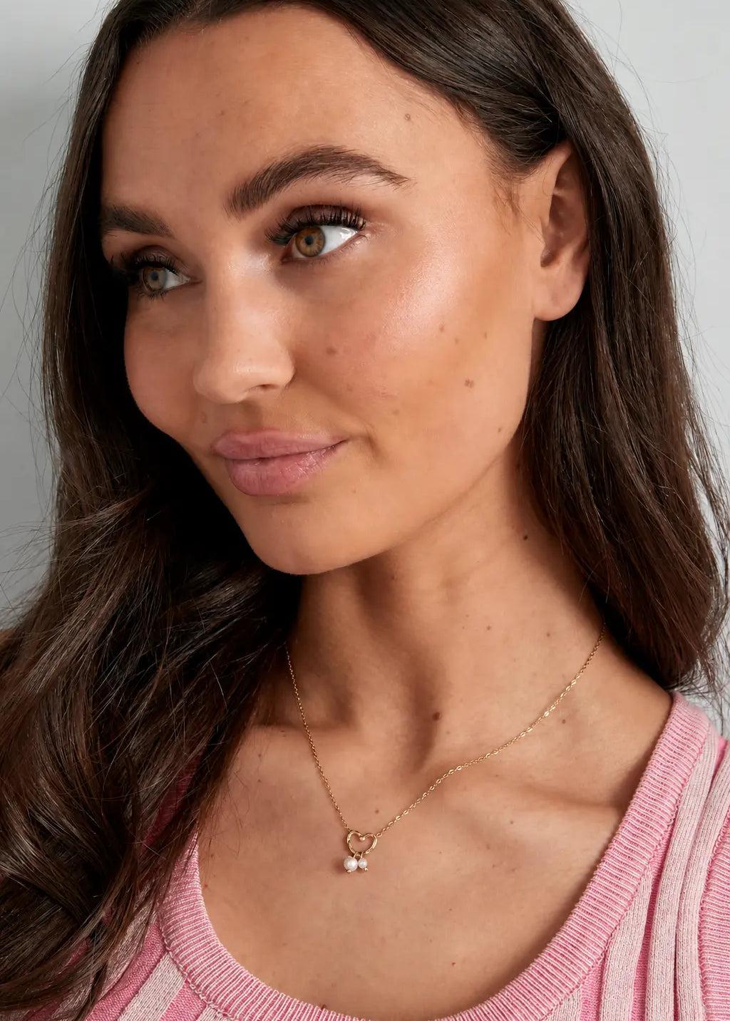 Feine goldene Halskette mit Herz Anhänger und kleinen Perlen, stilvoller Damenschmuck minimalistisch
