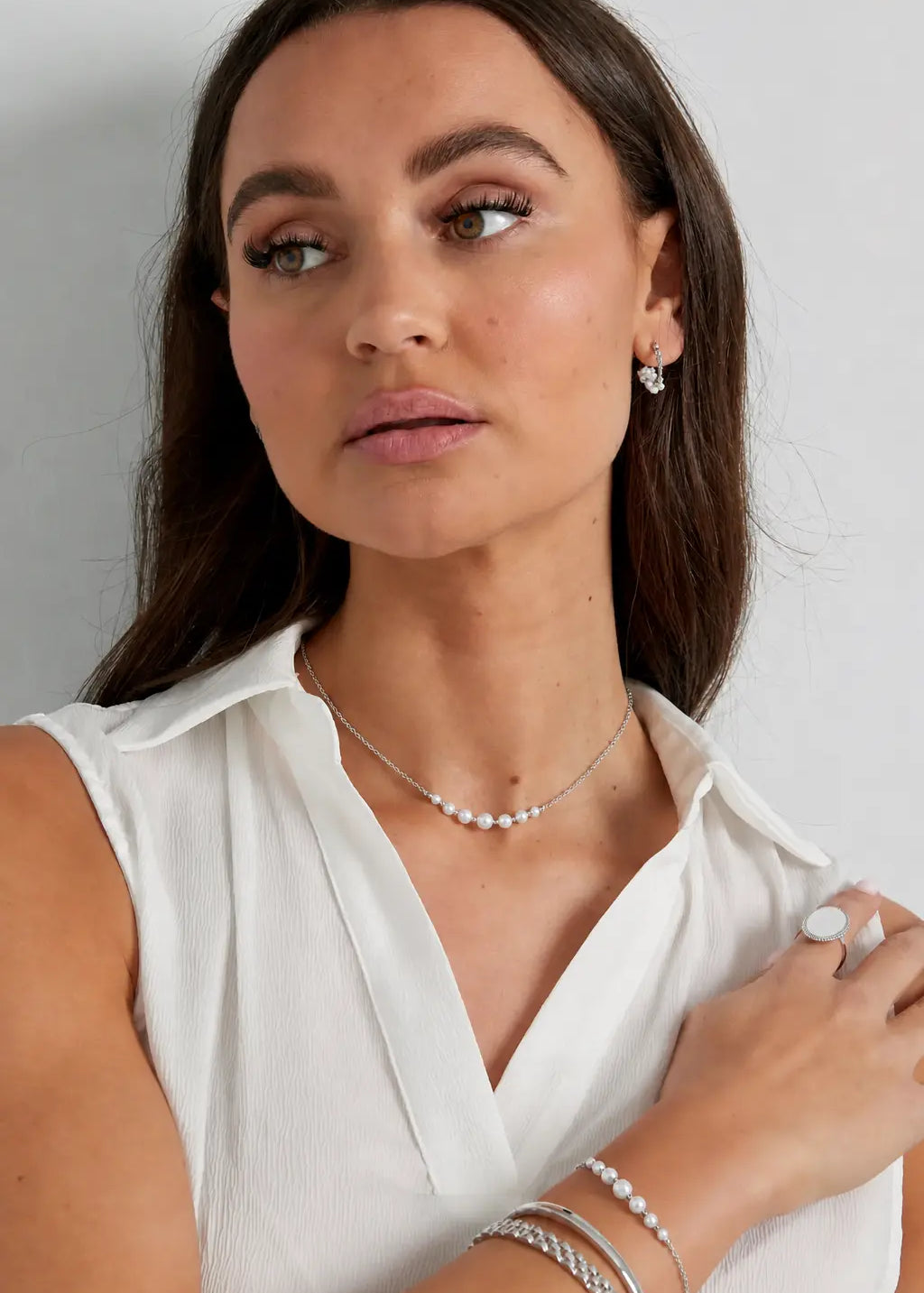 Feine silberne Halskette mit kleinen Perlen in der Mitte, minimalistische Damenkette elegant und zeitlos