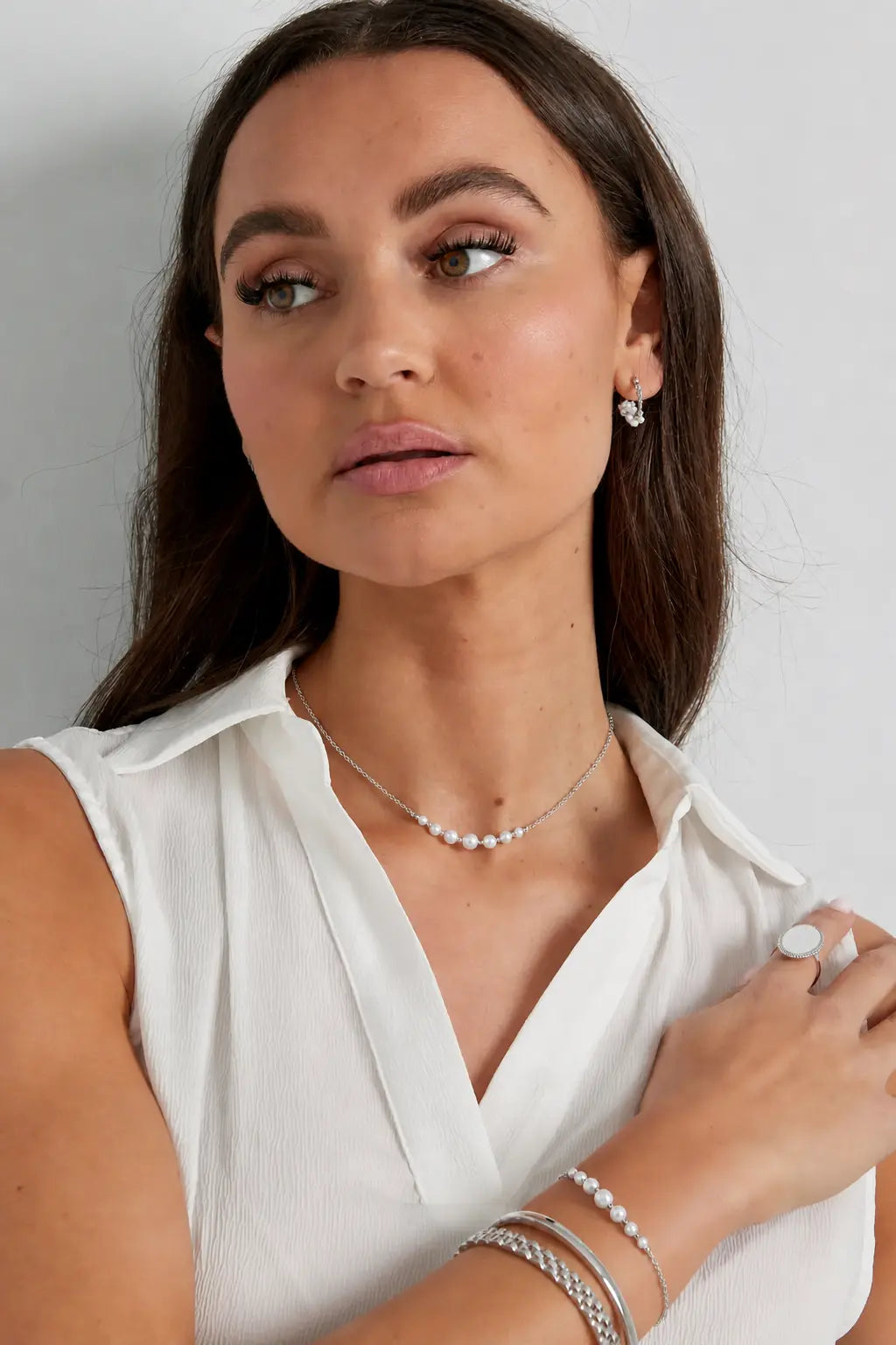 Feine silberne Halskette mit kleinen Perlen in der Mitte, minimalistische Damenkette elegant und zeitlos
