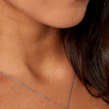 Filigrane silberne Hamsa Kette für Damen mit Hand der Fatima Anhänger, minimalistischer Halsschmuck elegant getragen