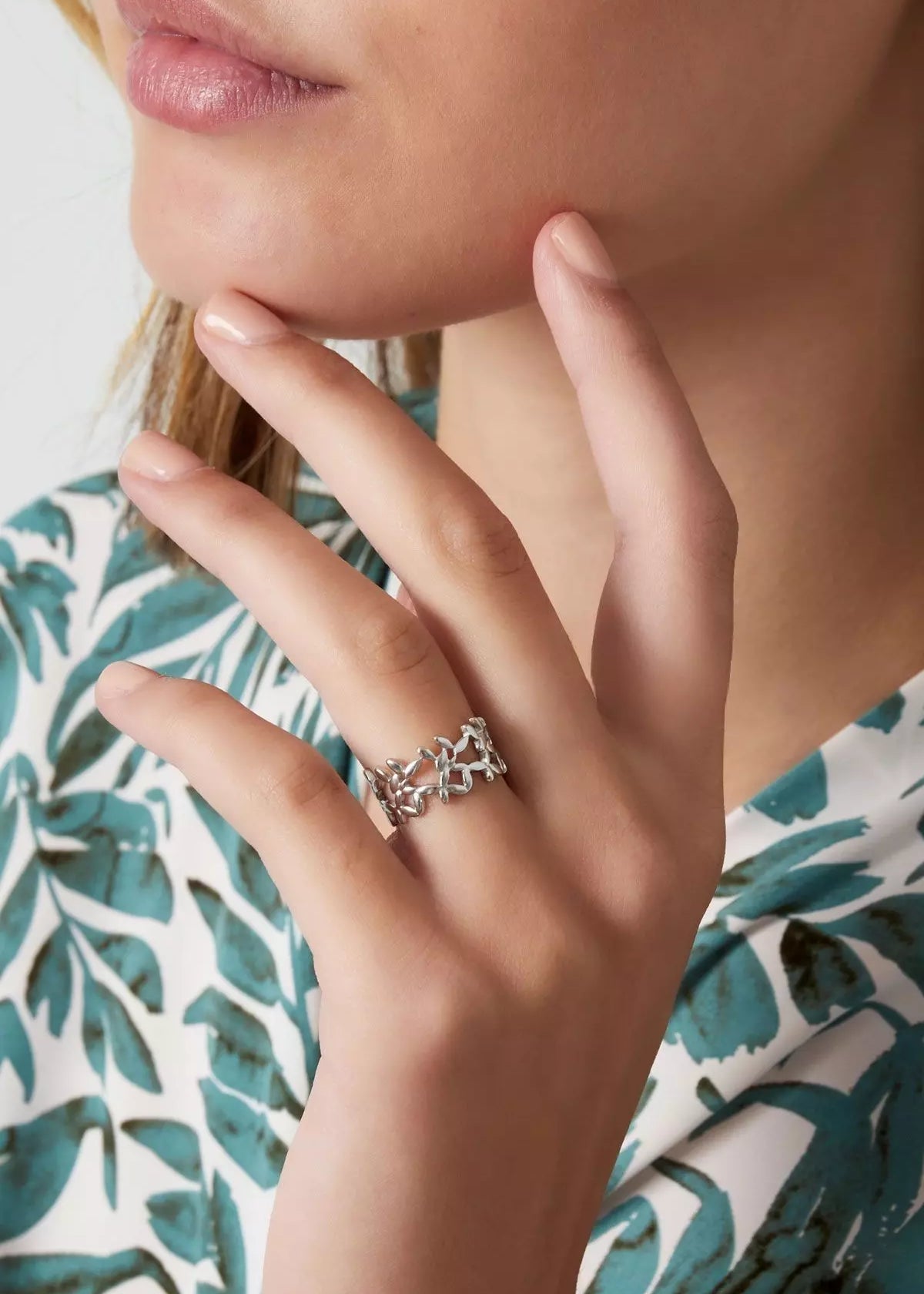 Ring mit kunstvoll eingearbeiteten Blumenmuster