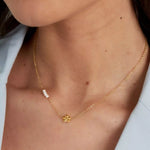 Goldene Halskette für Damen mit Blumen Anhänger und feinen Perlen, filigraner zeitloser Schmuck