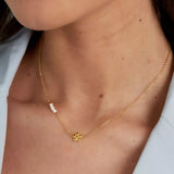 Goldene Halskette für Damen mit Blumen Anhänger und feinen Perlen, filigraner zeitloser Schmuck