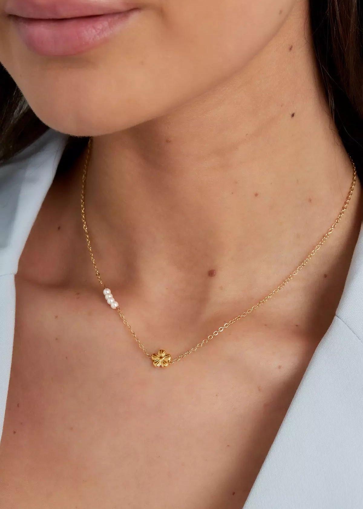Goldene Halskette für Damen mit Blumen Anhänger und feinen Perlen, filigraner zeitloser Schmuck