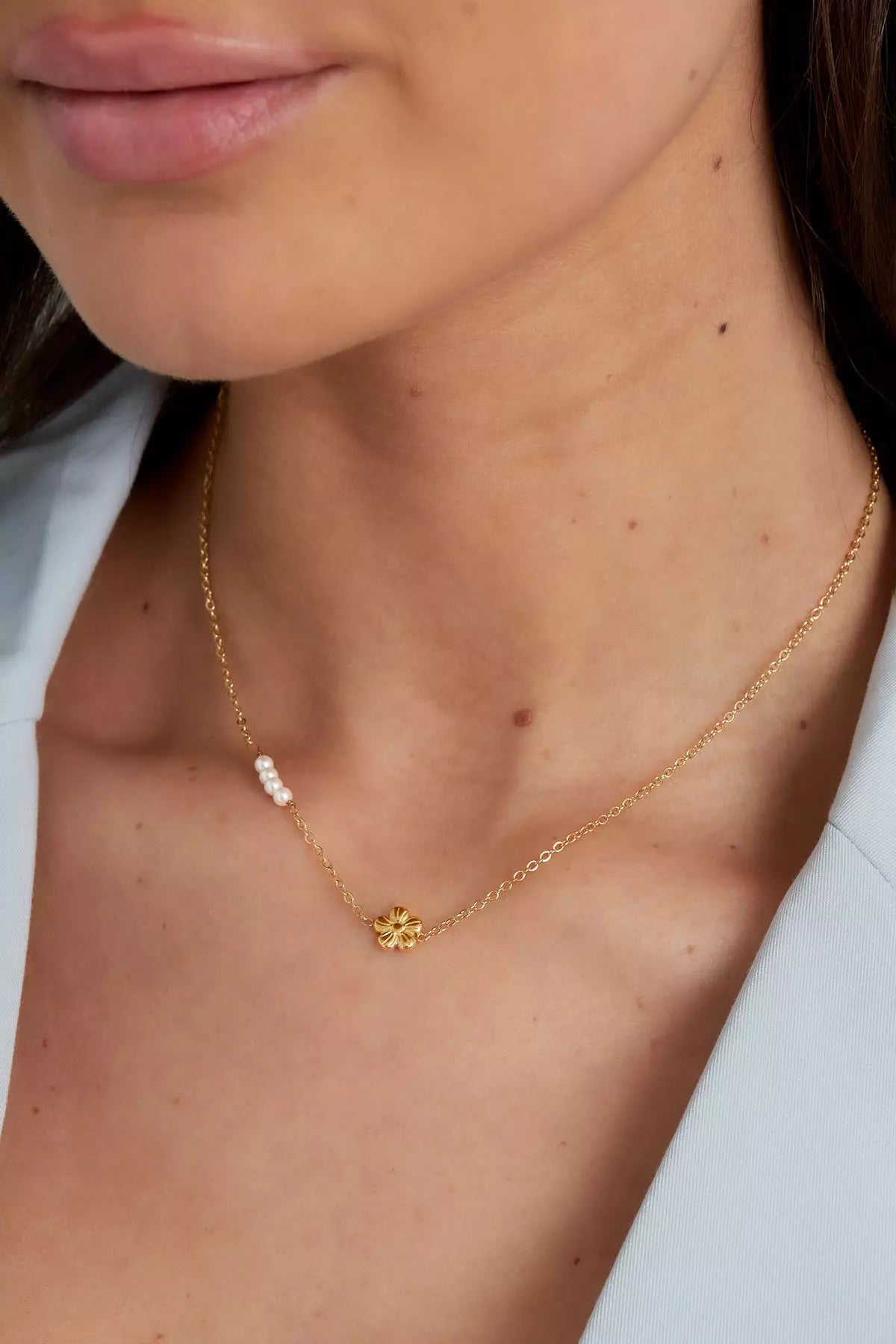 Goldene Halskette für Damen mit Blumen Anhänger und feinen Perlen, filigraner zeitloser Schmuck