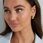 Goldene Halskette für Damen mit Blumen Anhänger und feinen Perlen, filigraner zeitloser Schmuck