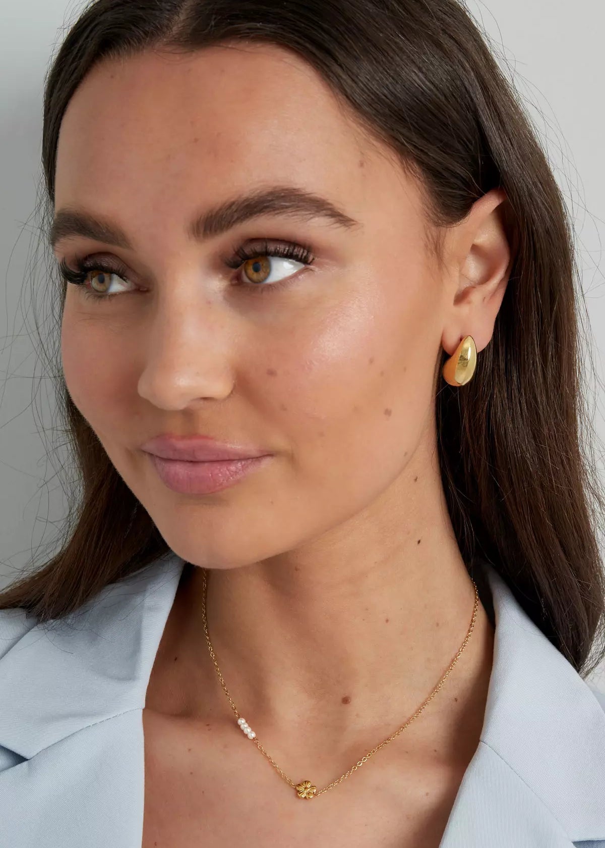 Goldene Halskette für Damen mit Blumen Anhänger und feinen Perlen, filigraner zeitloser Schmuck