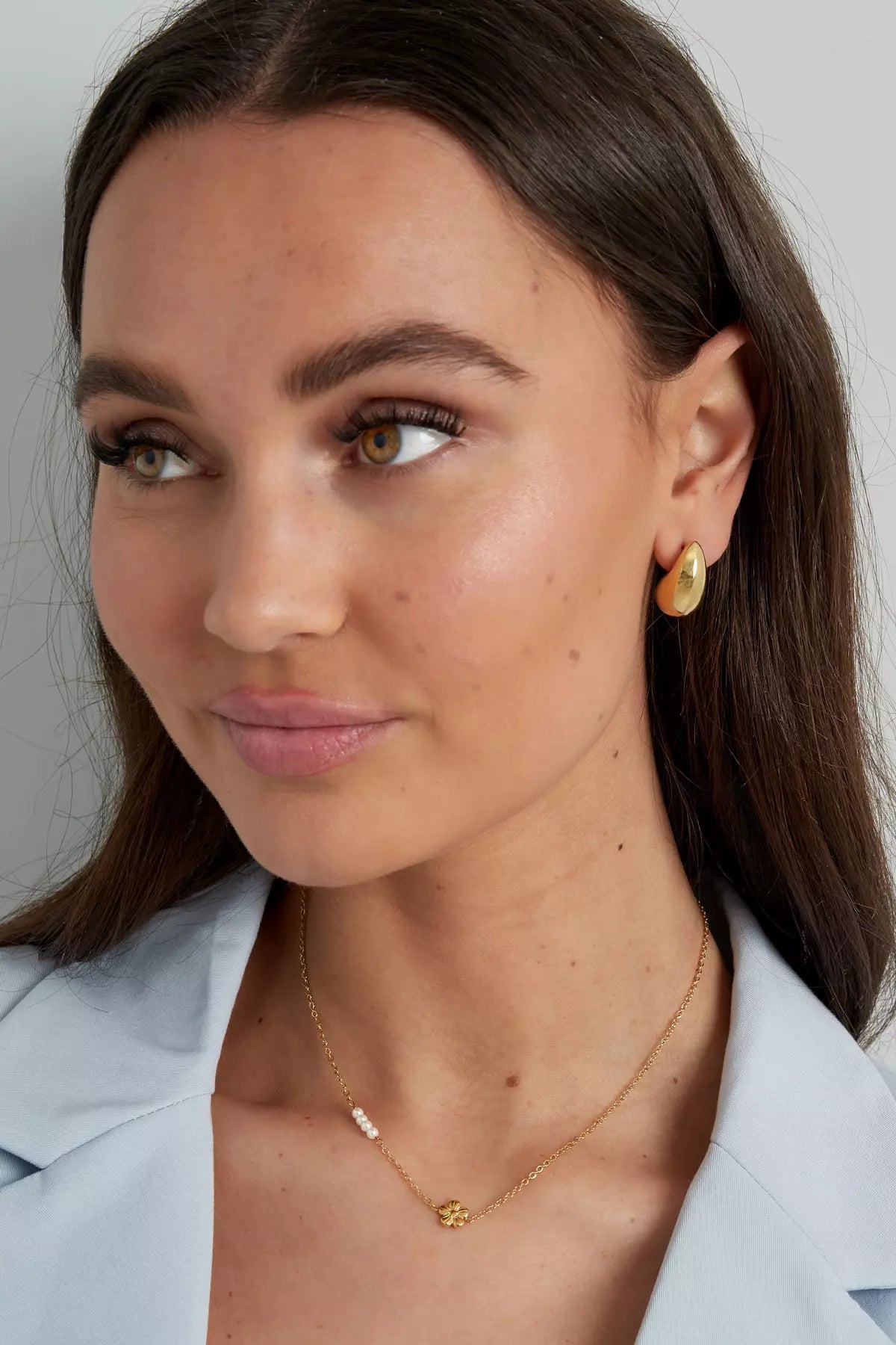Goldene Halskette für Damen mit Blumen Anhänger und feinen Perlen, filigraner zeitloser Schmuck