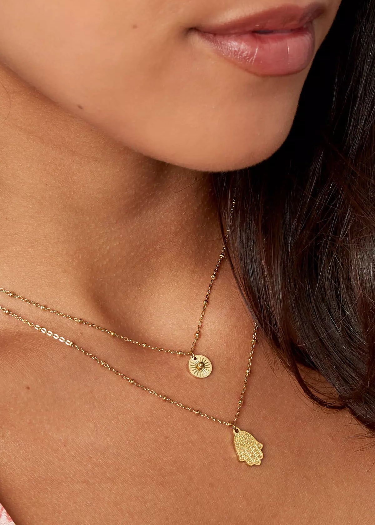 Feine goldene Hamsa Kette für Damen mit Hand der Fatima Anhänger, stilvoller und minimalistischer Schmuck