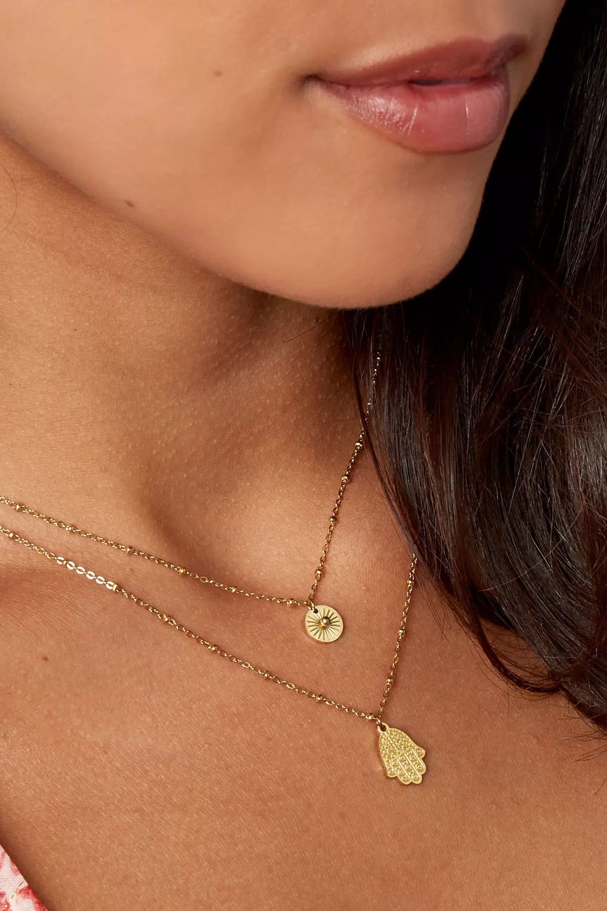 Feine goldene Hamsa Kette für Damen mit Hand der Fatima Anhänger, stilvoller und minimalistischer Schmuck