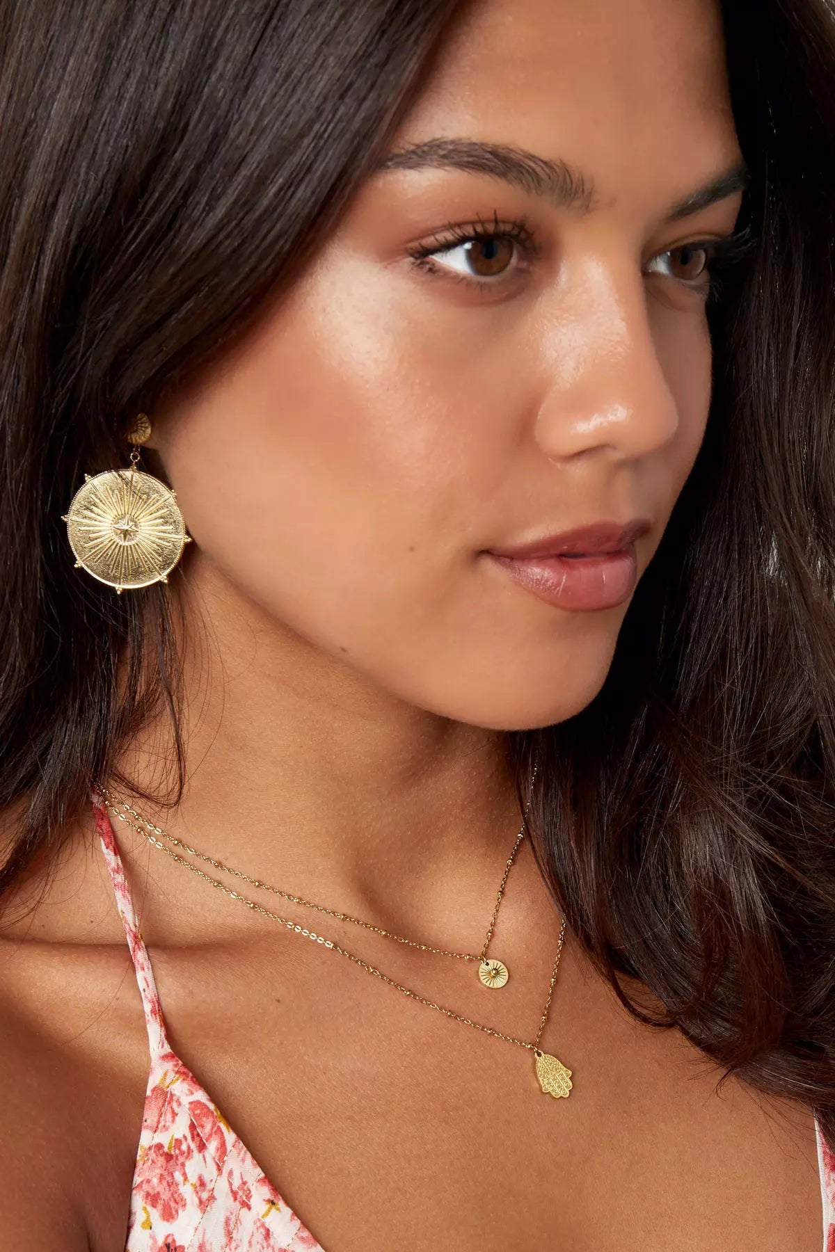 Feine goldene Hamsa Kette für Damen mit Hand der Fatima Anhänger, stilvoller und minimalistischer Schmuck
