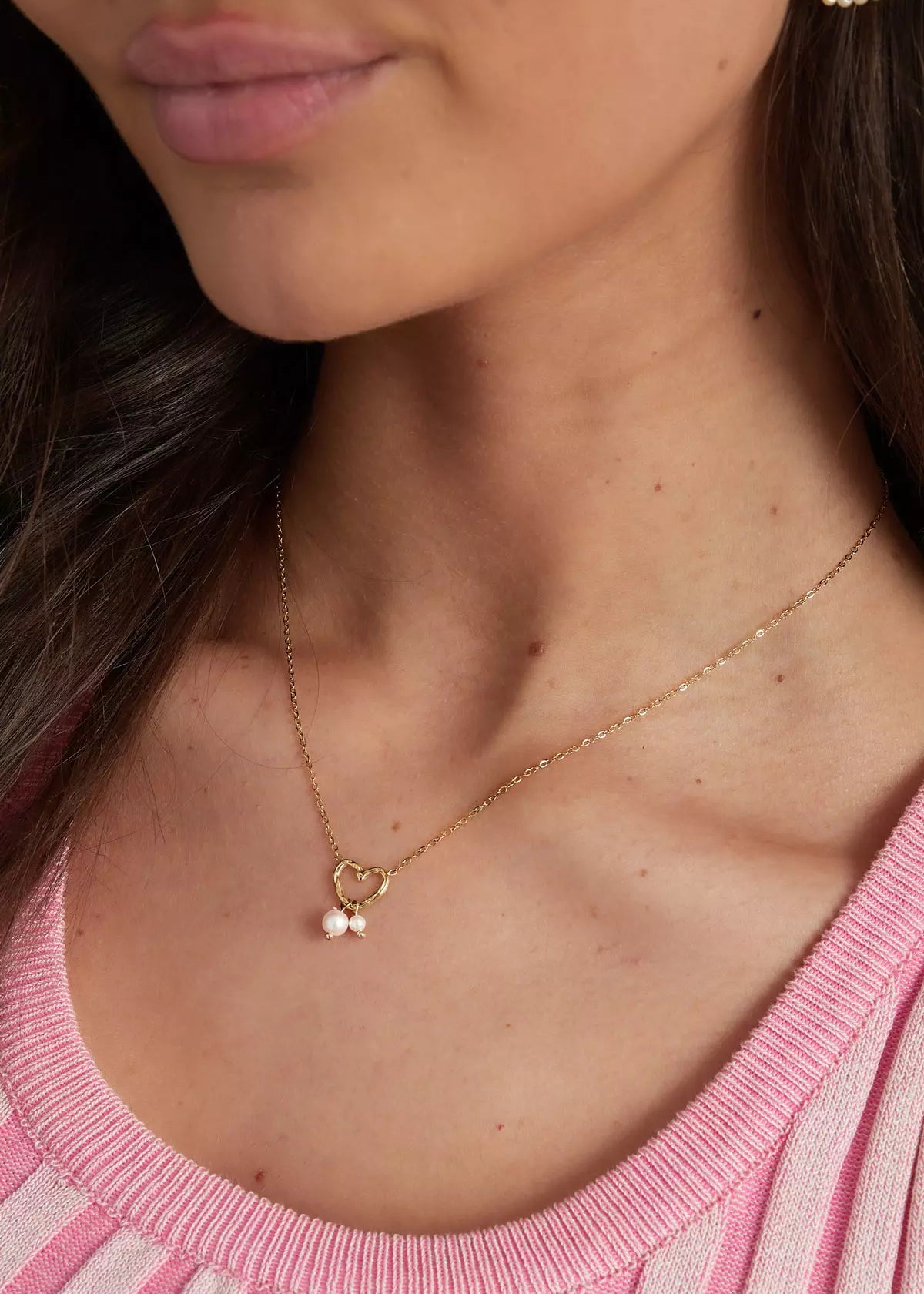 Feine goldene Halskette mit Herz Anhänger und kleinen Perlen, stilvoller Damenschmuck minimalistisch