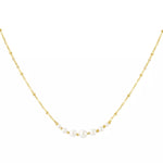 Filigrane goldene Halskette mit kleinen Perlen mittig, stilvoller und minimalistischer Damenschmuck