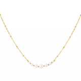 Filigrane goldene Halskette mit kleinen Perlen mittig, stilvoller und minimalistischer Damenschmuck