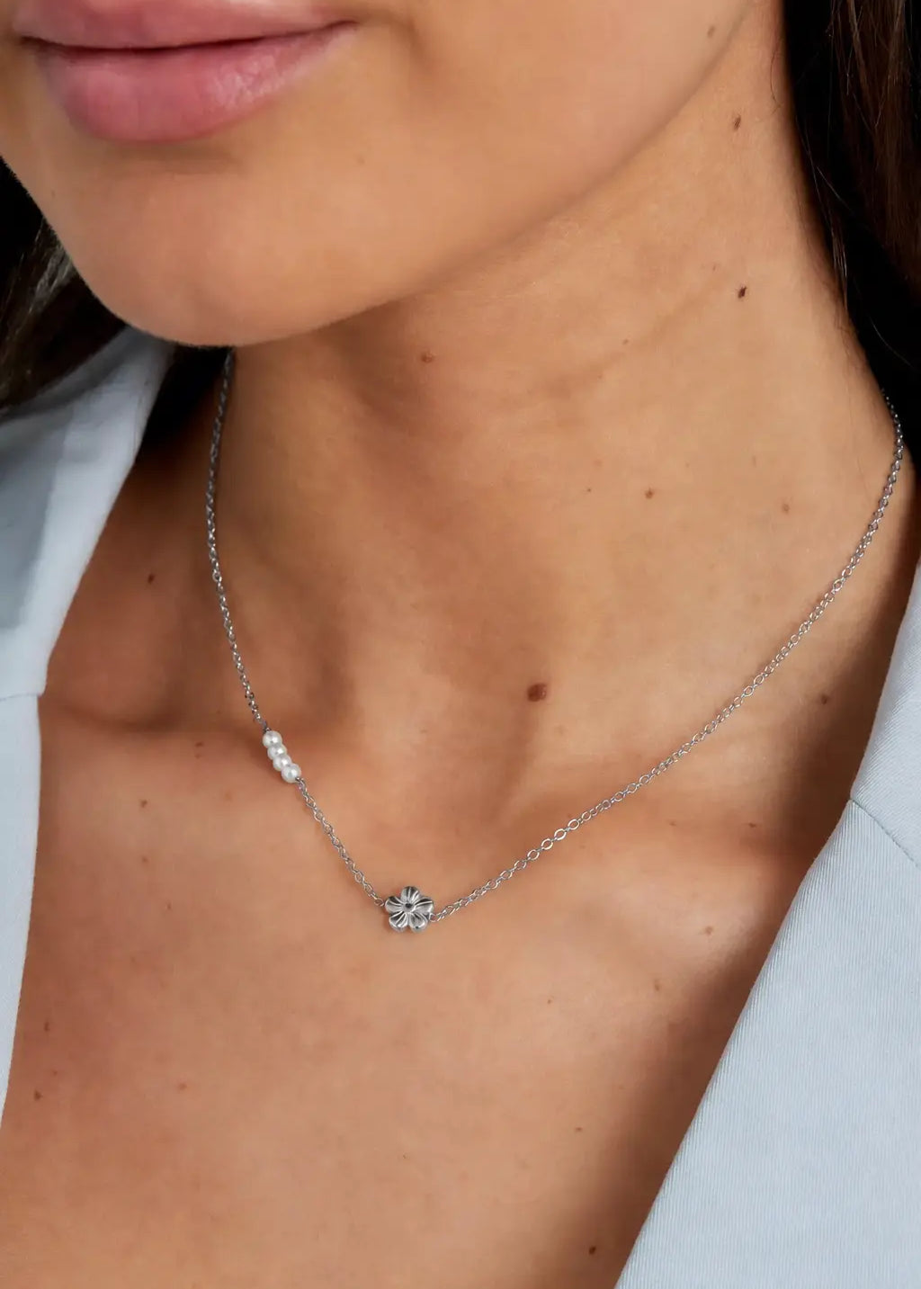 Wasserfeste silberne Halskette für Damen mit Blumen Anhänger und kleinen Perlen, filigraner eleganter Schmuck