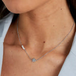 Wasserfeste silberne Halskette für Damen mit Blumen Anhänger und kleinen Perlen, filigraner eleganter Schmuck