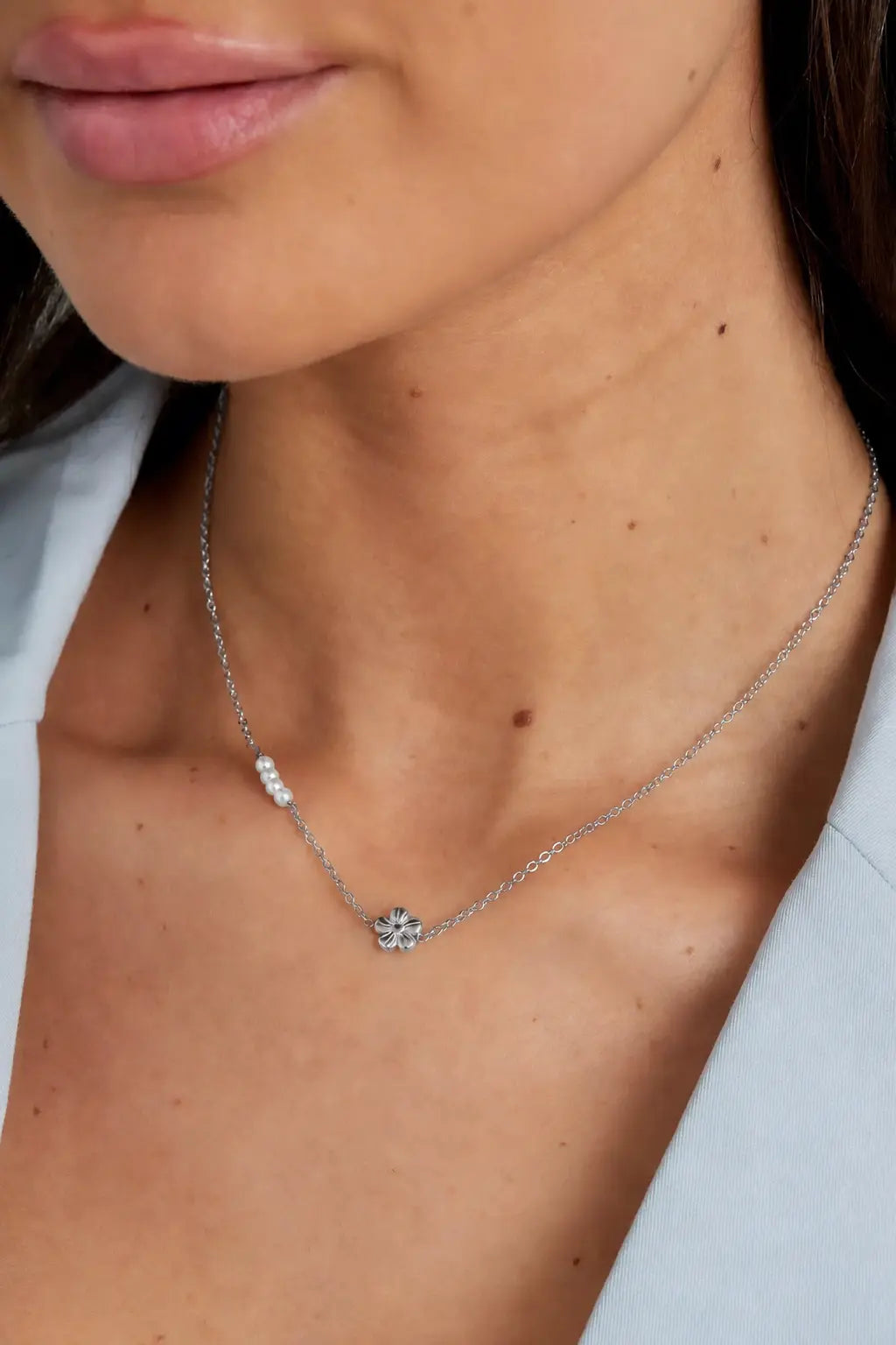 Wasserfeste silberne Halskette für Damen mit Blumen Anhänger und kleinen Perlen, filigraner eleganter Schmuck