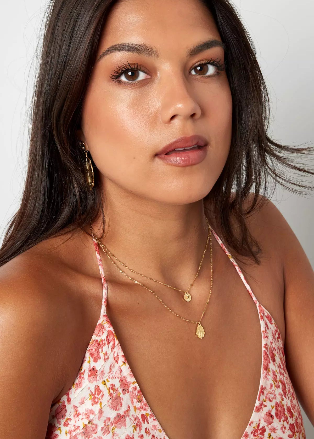 Feine goldene Hamsa Kette für Damen mit Hand der Fatima Anhänger, stilvoller und minimalistischer Schmuck