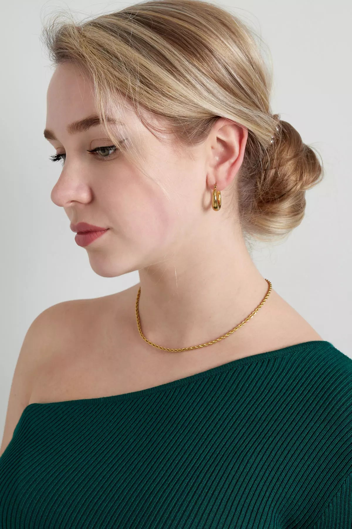 Feine goldene Kordelkette für Damen mit gedrehtem Design, eleganter Schmuck
