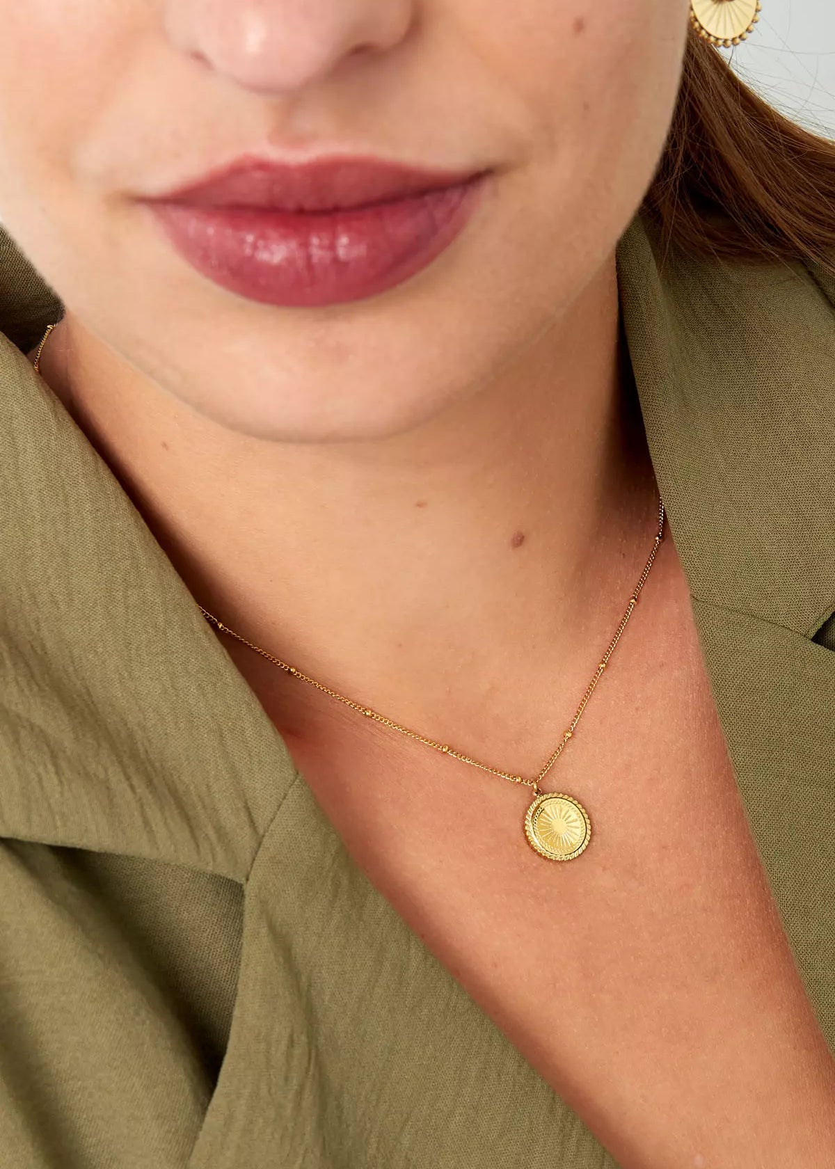 Goldene Medaillon Halskette für Damen mit rundem Anhänger, eleganter filigraner Schmuck