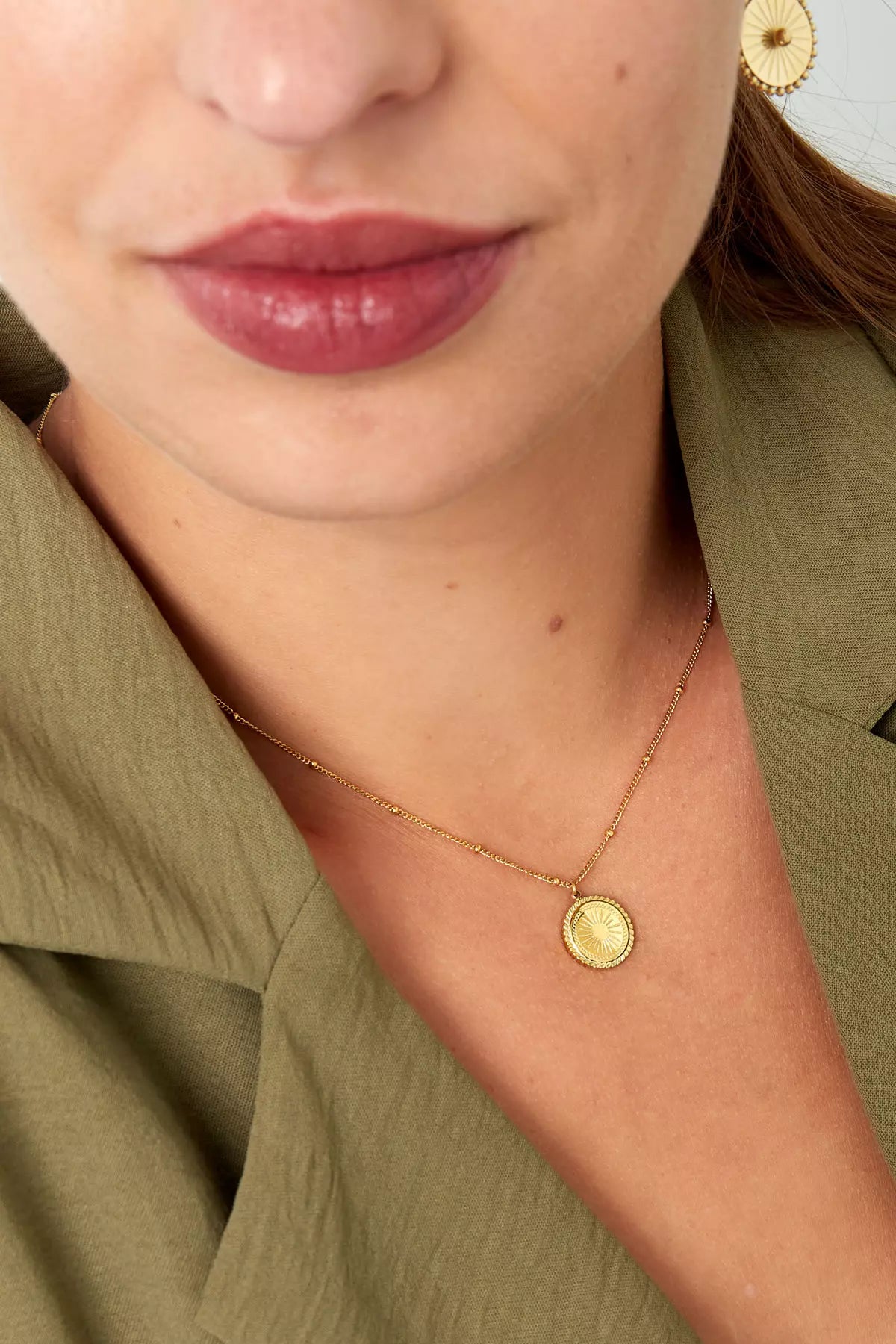 Goldene Medaillon Halskette für Damen mit rundem Anhänger, eleganter filigraner Schmuck