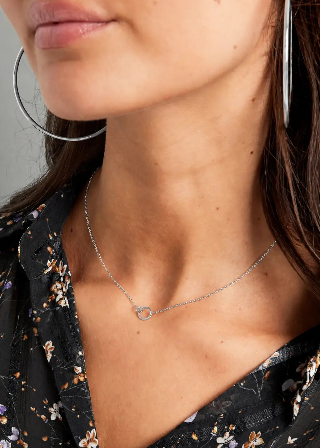 Silberne Damen Halskette mit kleinem Ring Anhänger, schlicht elegant