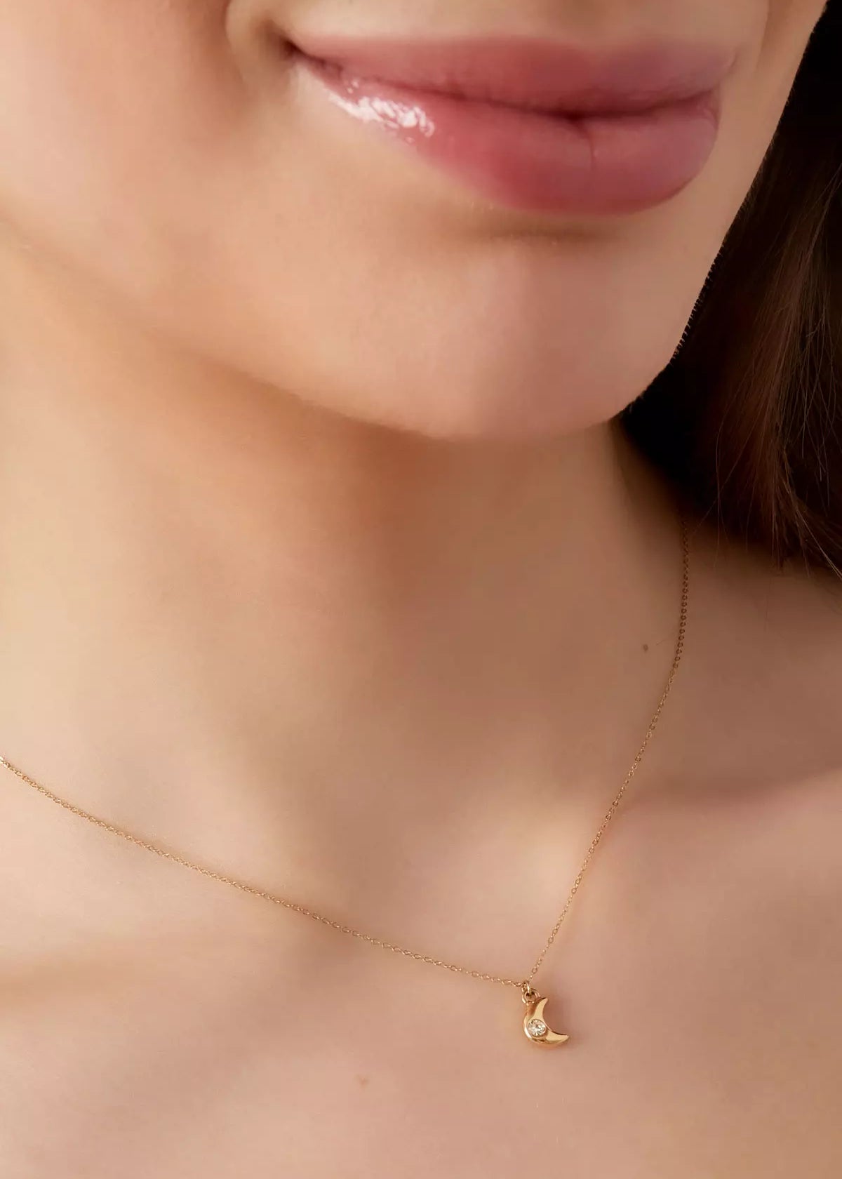 feine kette mit mondanhänger