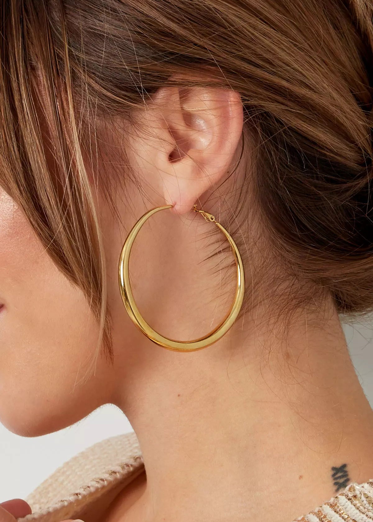 auffällige Ohrrige mit zeitlosm Design