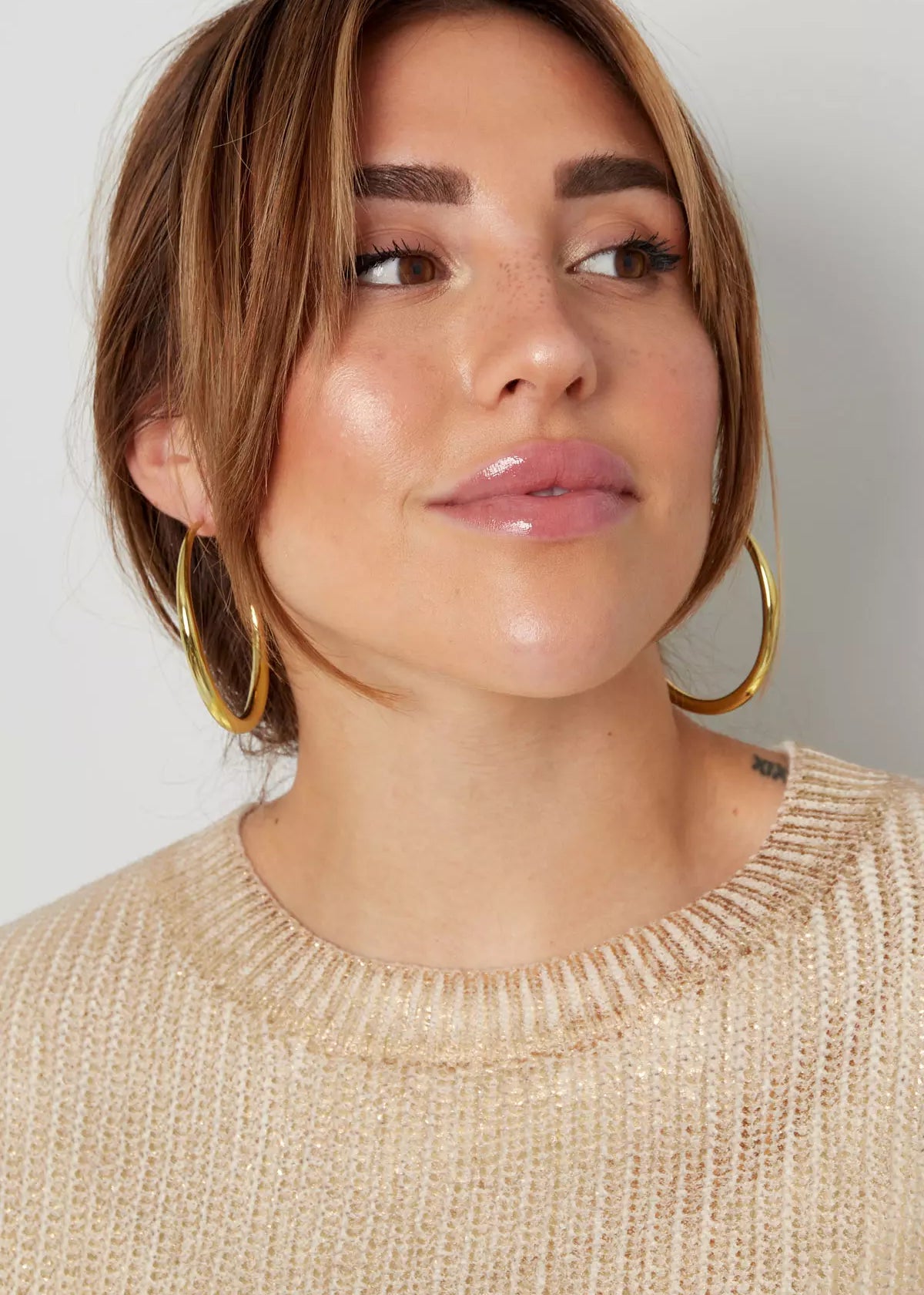 auffällige Ohrrige mit zeitlosm Design