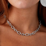 Silberne Gliederkette für Damen im modernen Chunky Design, elegant am Hals getragen, minimalistischer Schmuck