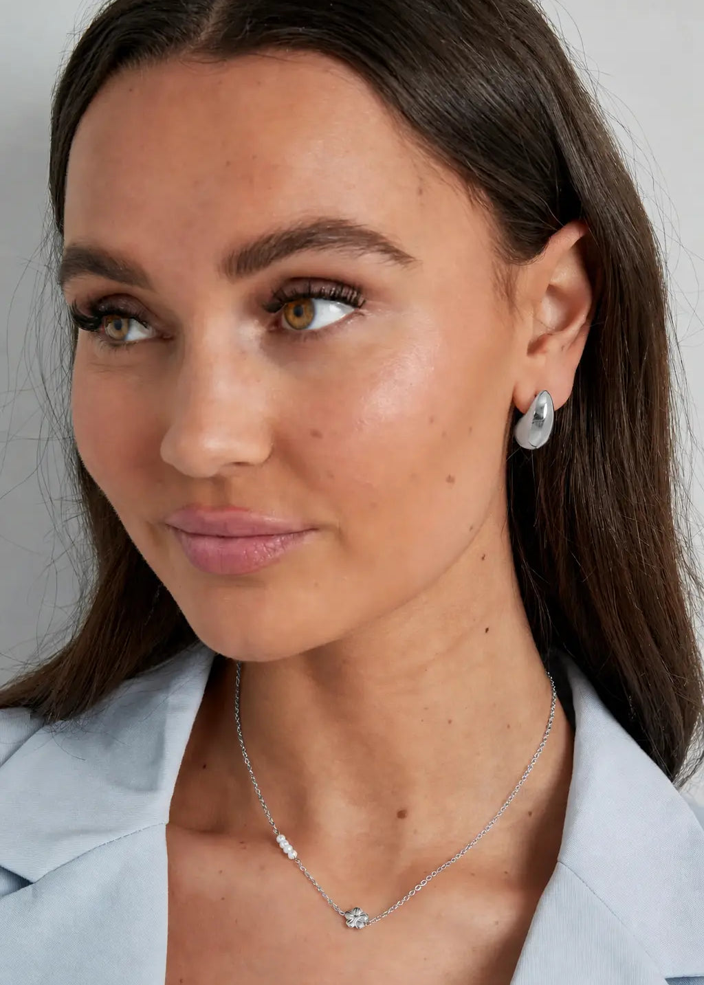 Wasserfeste silberne Halskette für Damen mit Blumen Anhänger und kleinen Perlen, filigraner eleganter Schmuck