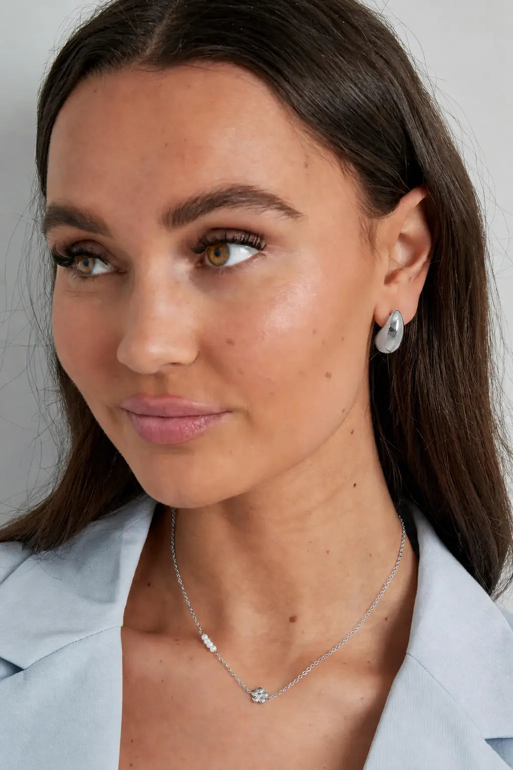 Wasserfeste silberne Halskette für Damen mit Blumen Anhänger und kleinen Perlen, filigraner eleganter Schmuck