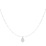 Filigrane silberne Hamsa Kette für Damen mit Hand der Fatima Anhänger, minimalistischer Halsschmuck elegant getragen