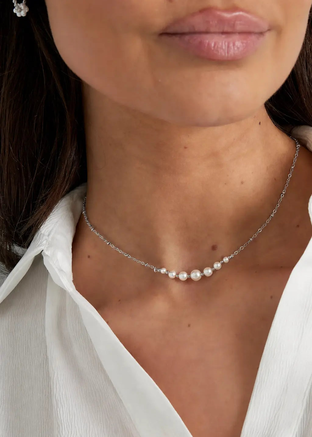 Filigrane silberne Halskette mit Herz Anhänger und kleinen Perlen, getragen von Frau, minimalistischer Schmuck Damen